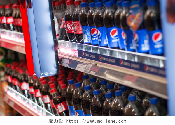 超市货架上的饮料背景图片